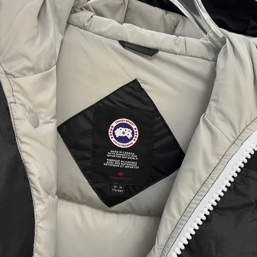 P780 𝗖𝗔𝗡𝗔𝗗𝗔 𝗚𝗢𝗢𝗦𝗘｜Canada Goose Glacier THE ICONS series Chilliwack bomber jacket 7999U1 Product color: black, white, dawn blue, pink, mood blue Size: S, M, L, XL, XXL Description: The Chilliwack bomber jacket was originally designed for pilots in the uninhabited areas of northern Canada. It is durable, warm and easy to move, which can meet the needs of pilots working in the Arctic waterways. Chilliwack's iconic style remains popular and is a popular jacket from Canada Goose. The Northern Lights capsule collection is reimagined in rich hues inspired by the stunning colors of Canada's north. The Glacial Haze capsule series is improved with an eye-catching and layered color series, giving people the feeling of being caught in the mist around icebergs and glaciers. Material list: 1⃣ Original custom-made double plain 9500-100% nylon nylon fabric 2⃣ Original YKK zipper, not a sub-factory product 3⃣ National standard 80% widely inspected white duck down, (ZP uses 80% white duck down/everything that boasts 90% is fake) Material analysis characteristics: 1⃣ Original factory/9500-100% nylon100% nylon Lurex yarn is actually 100% nylon. Nowadays, there are few pure ones. Most of them are mixed with cotton or polyester. Our top-quality original version is developed in accordance with ZP and uses the same material. 2⃣ As we all know, the original version uses 80% white duck down. The fill power refers to the cubic inches of volume occupied by each ounce (30 grams) of down under certain conditions. If one ounce of down occupies 500 cubic inches, the fill power of the down is 500. So we can simply understand it as: fill power is the volume of down, and the volume of down is fill power. The higher the fill power of down, it means that under the same filling amount, down can fix a larger volume of air layer to keep warm and insulate, so the warmth retention of down is better.